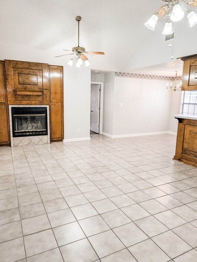 Building Photo - 11020 San Jacinto Dr