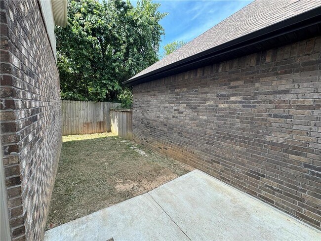 Building Photo - 1806 SW Riverstone Rd