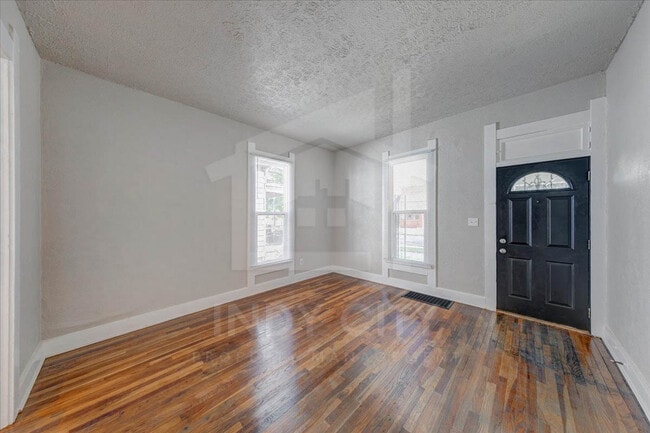 Building Photo - 1106 S Reisner St
