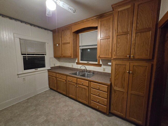 Building Photo - 2 bedroom plus large bonus room, large liv...