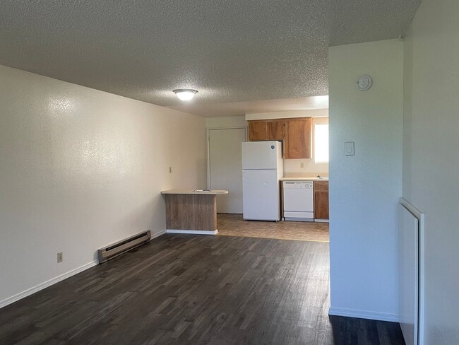 Building Photo - Nice Townhome-2 bed 1.5 Bath--Situated in the Friendly town of Grants Pass