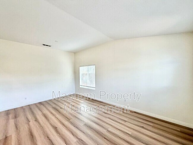 Building Photo - 102 Goldenrod Ave