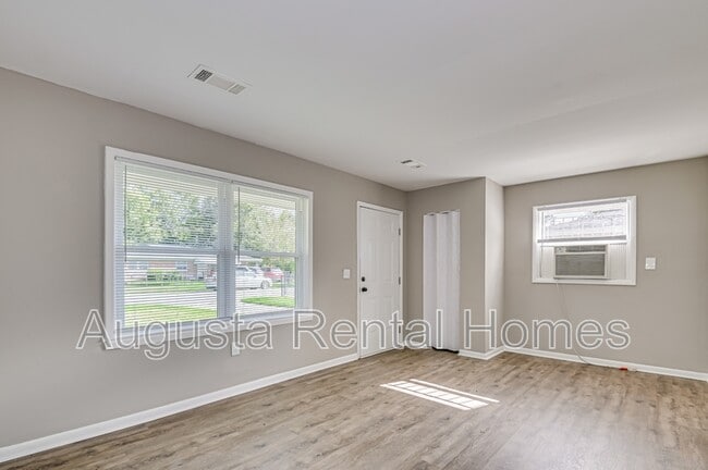 Building Photo - 128 E Hall St