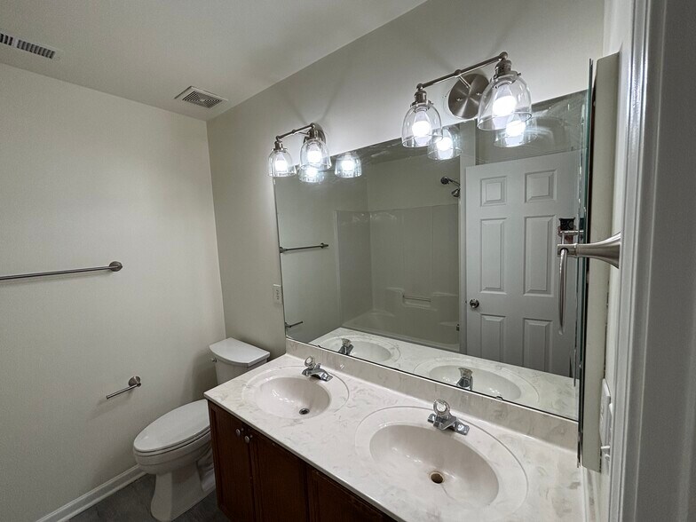 Building Photo - 15938 Wayland Dr