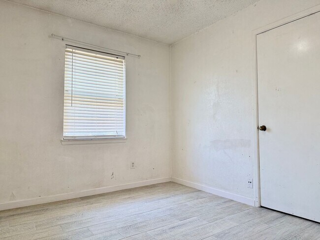 Building Photo - Rental