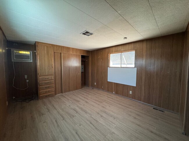 Building Photo - 384 Moser Ave