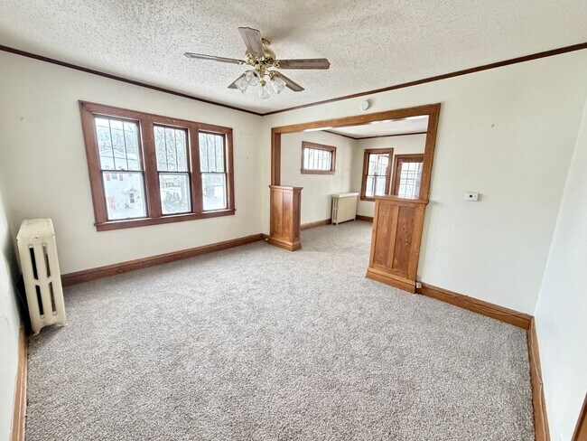 Building Photo - 2 Bedroom w/ Garage Option - AVAILABLE APRIL 24TH!