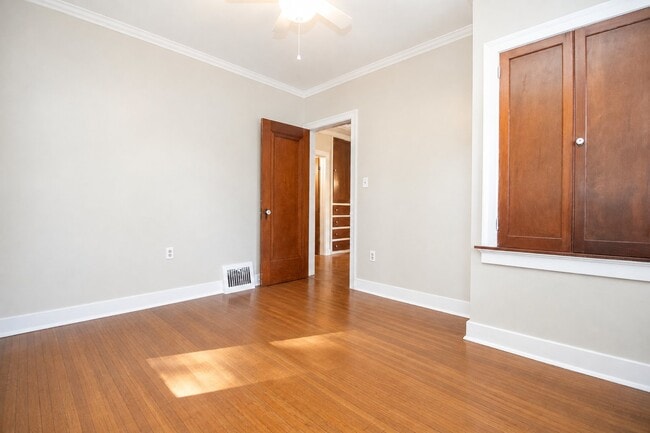 Building Photo - 1467 Crestwood Rd