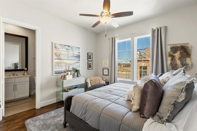 Building Photo - 916 W Peach St