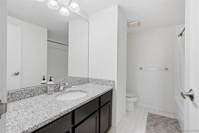 Building Photo - 250 E Harbortown Dr