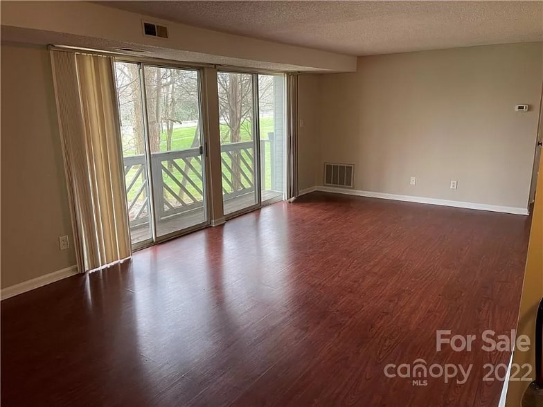 Building Photo - 9520 Shannon Green Dr