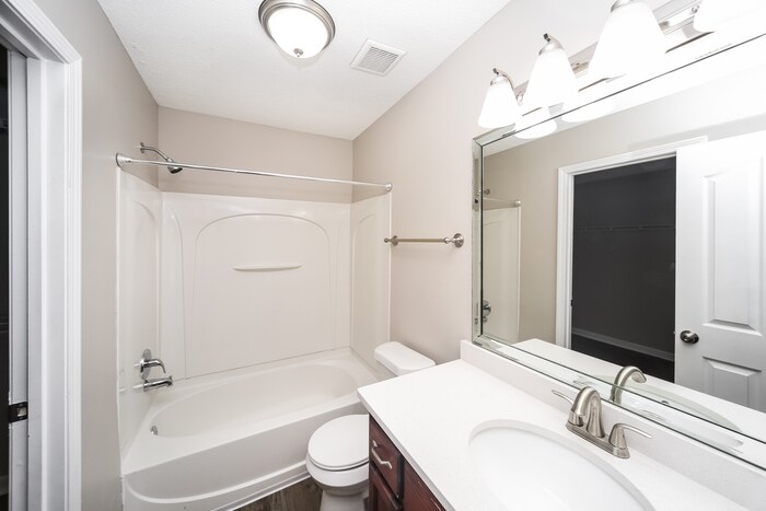 Building Photo - 4188 Ravenwood Dr N