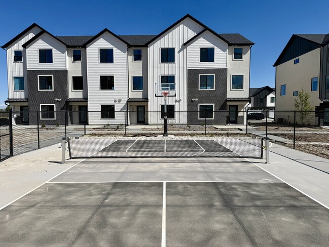 Building Photo - 564 1860 N