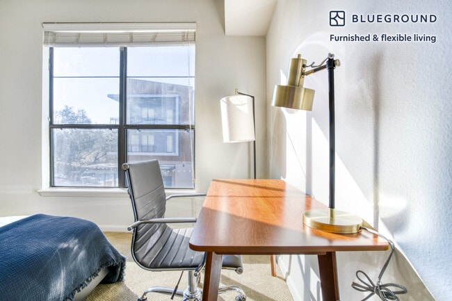 Building Photo - 11601 Century Oaks Terrace