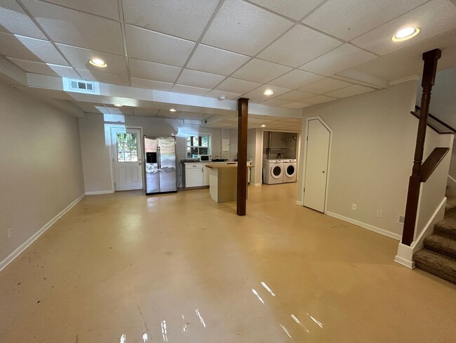 Building Photo - South AVL - One Bedroom Basement Apartment