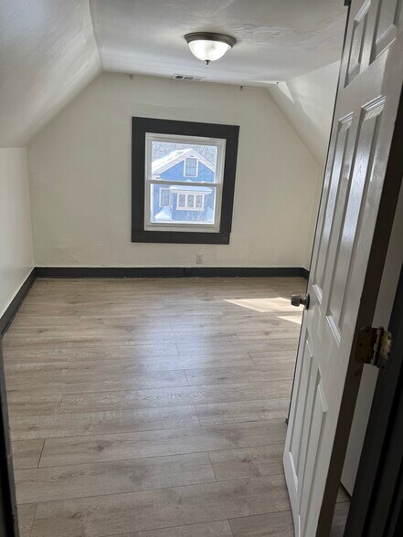 Building Photo - 27 Lilac St