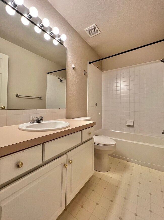 Building Photo - 3 Bed, 3 Bath House in Southeast Fort Coll...
