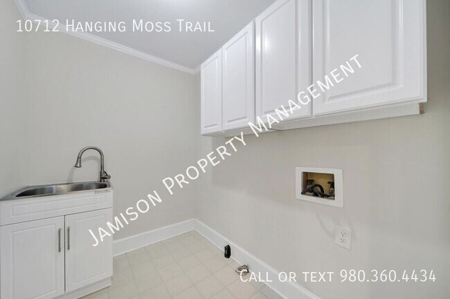 Building Photo - 10712 Hanging Moss Trail