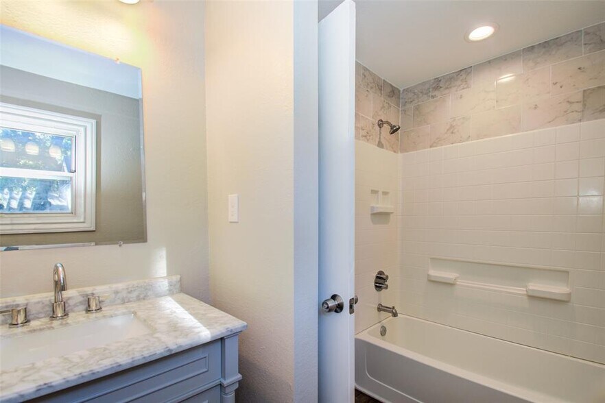 Building Photo - 417 Sue St