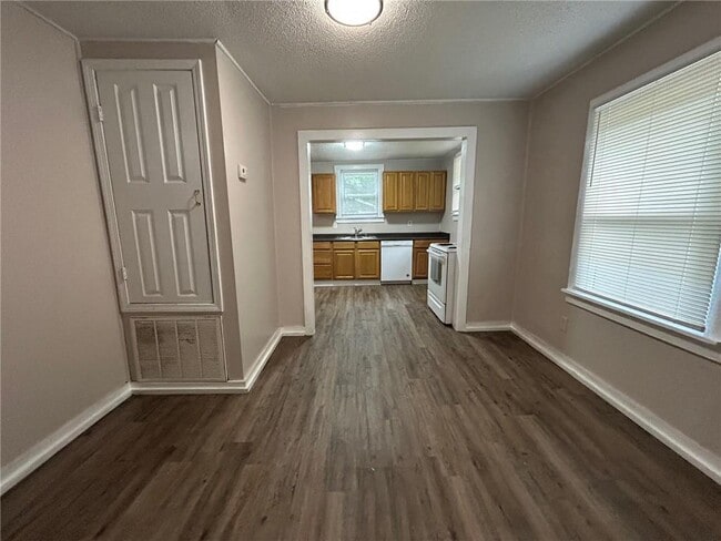 Building Photo - 905 Pansy Ct
