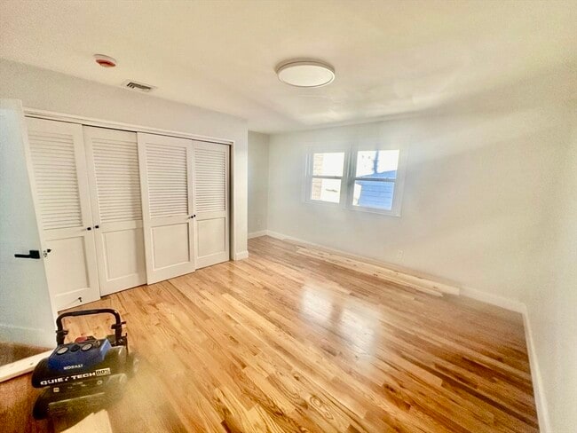 Building Photo - 262 E Eagle St