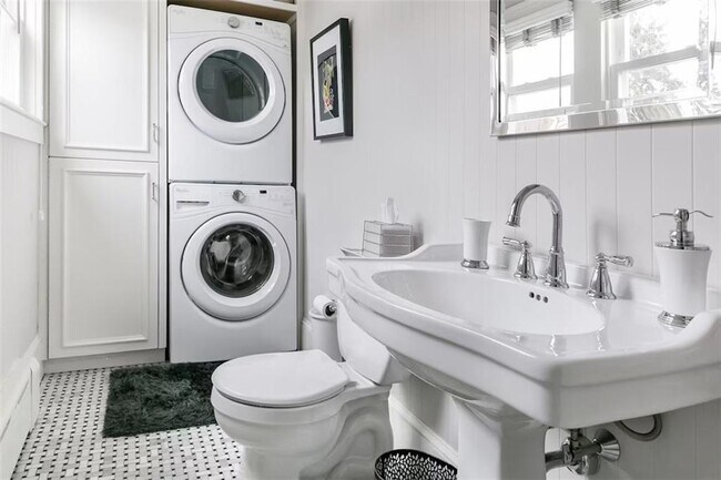 Building Photo - 16 Carroll Ave