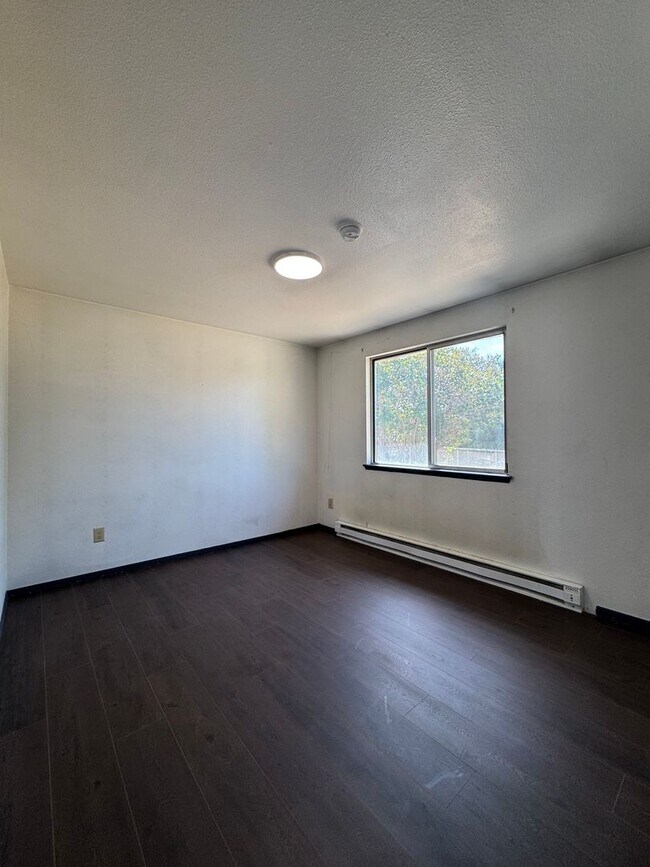 Building Photo - PET FRIENDLY 4 Bedroom 2 Bath