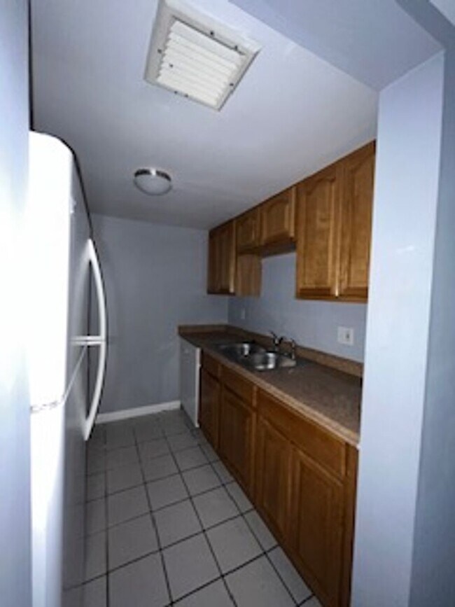 Building Photo - $300 OFF FIRST MONTH RENT!  Tampa Racquet Club
