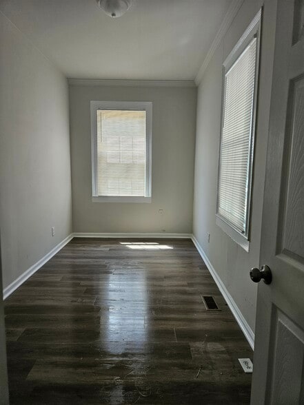 Building Photo - 108 E Main St