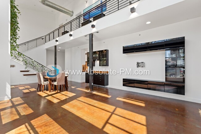 Building Photo - Amazing 2 Bedroom 1.5 Bath Townhome in the...