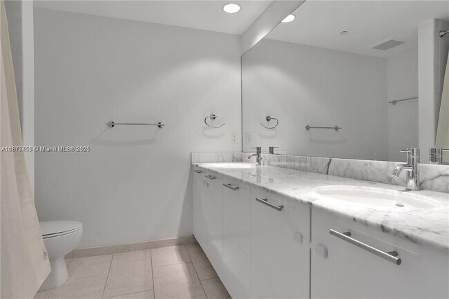 Building Photo - 951 Brickell Ave
