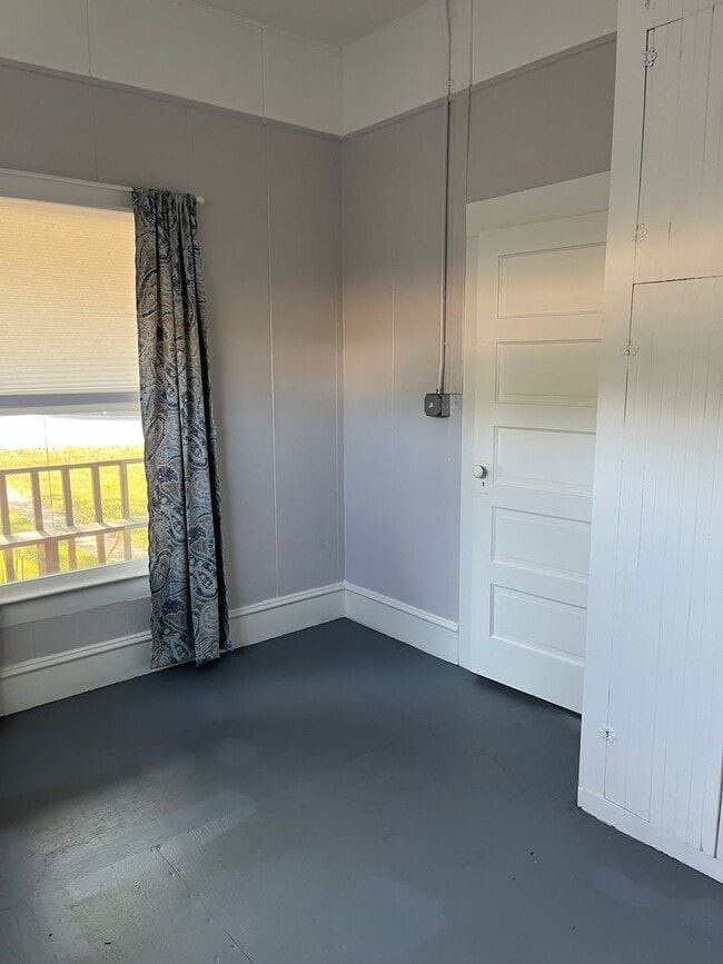 Building Photo - Cute and clean 2 Bedroom 1 Bathroom home in the heart of Roseburg.