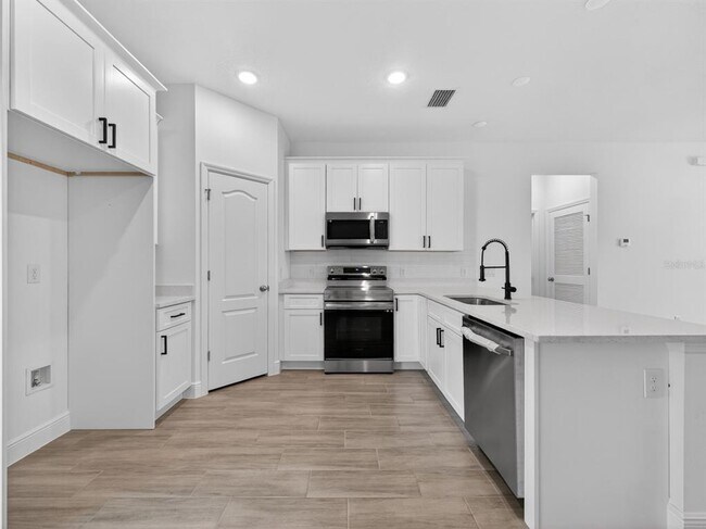 Building Photo - 922 N Fairbairn Dr