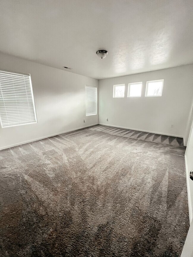 Building Photo - 645 E 35th Ave