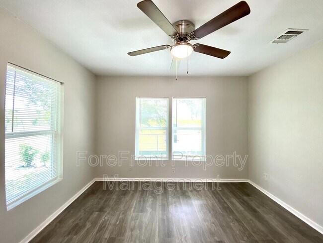 Building Photo - 1445 Delgado St