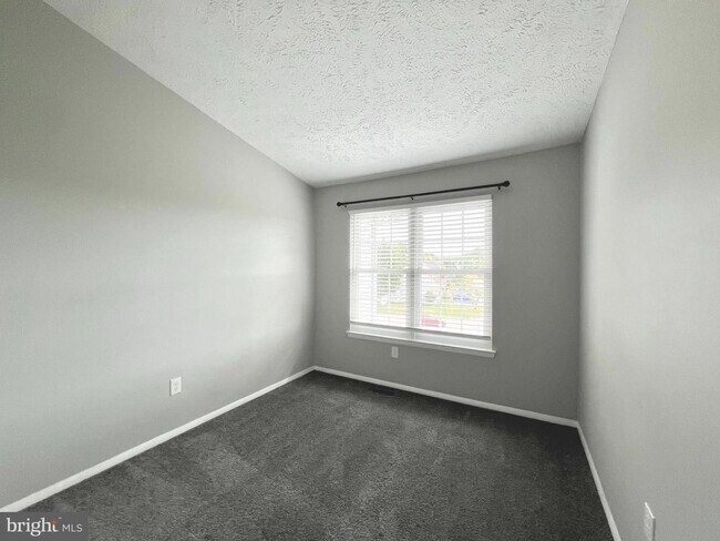 Building Photo - Beautiful Updated 2 bd 2 bth Penthouse Con...