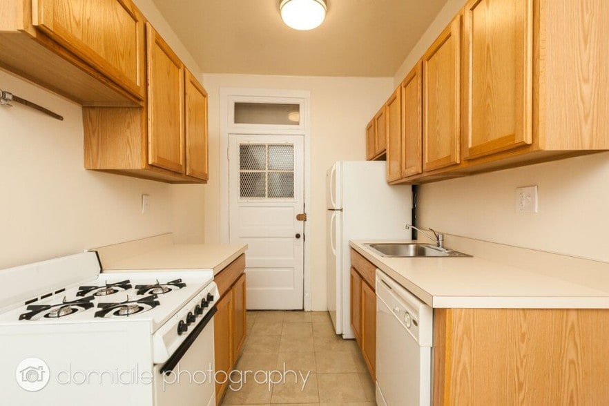 Building Photo - 903 W Altgeld St