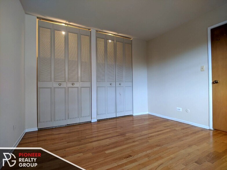 Building Photo - 665 W Wrightwood Ave