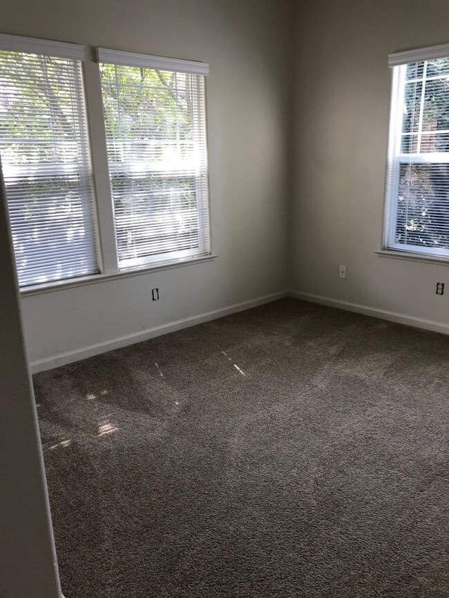 Building Photo - 3 Bedroom Home Close to Gym and Shopping-$1,000 OFF First Month's Rent