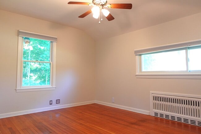 Building Photo - Newly Renovated 2 Bedroom