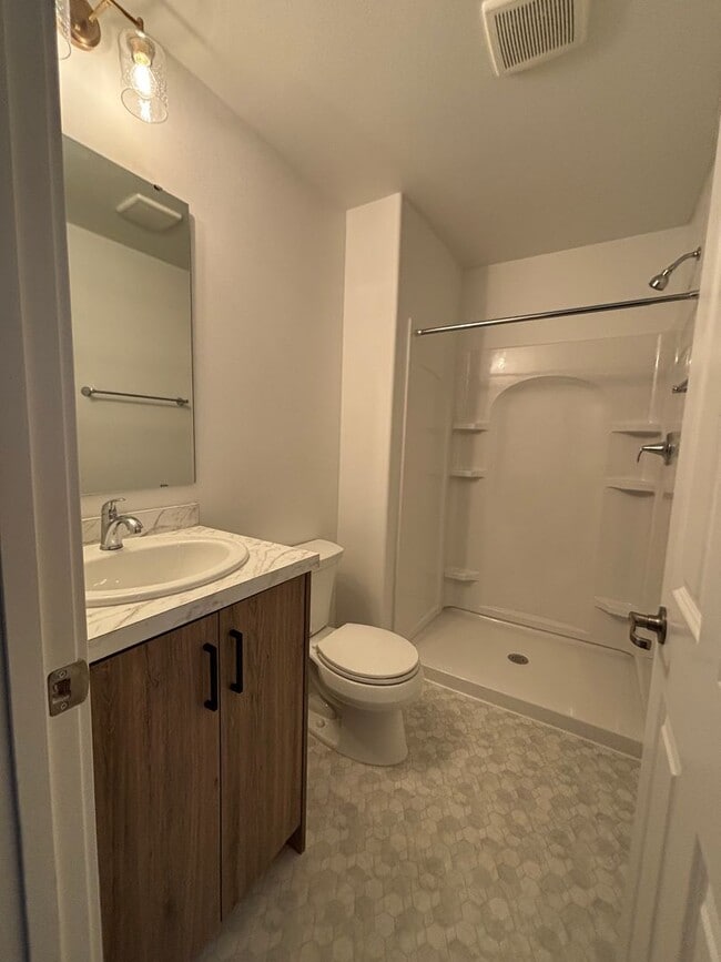 Building Photo - 3 Bed 3 Bath Townhome