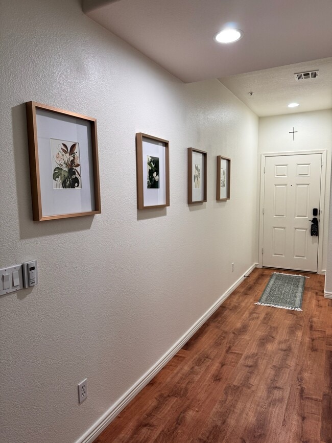 Building Photo - 1511 E Joseph Way