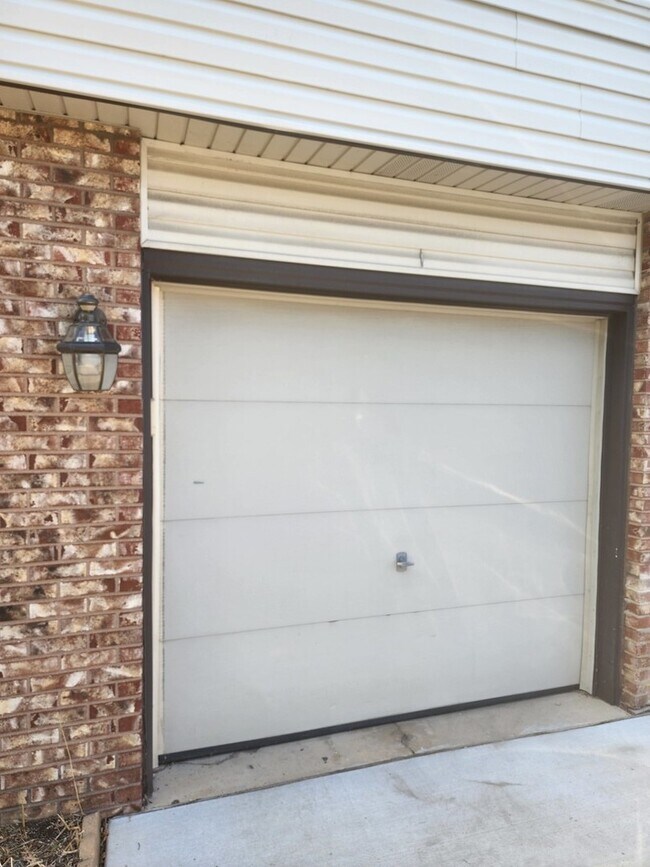 Building Photo - 1317 Kingsbury Dr