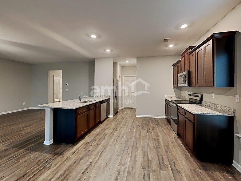 Building Photo - 605 Gleaner Wy