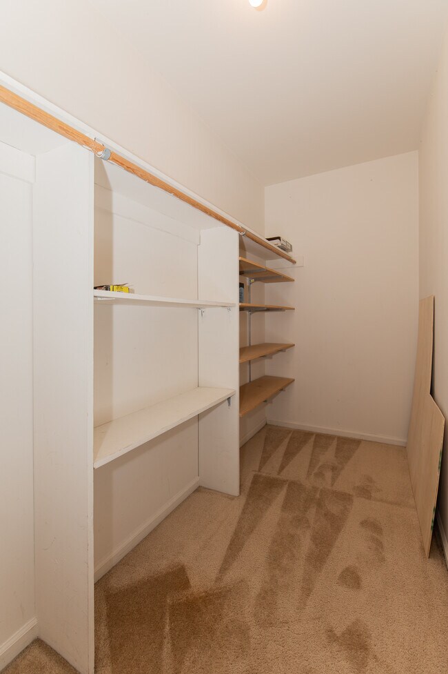 Very large main walking closet - 8508 Canterbury Sq E