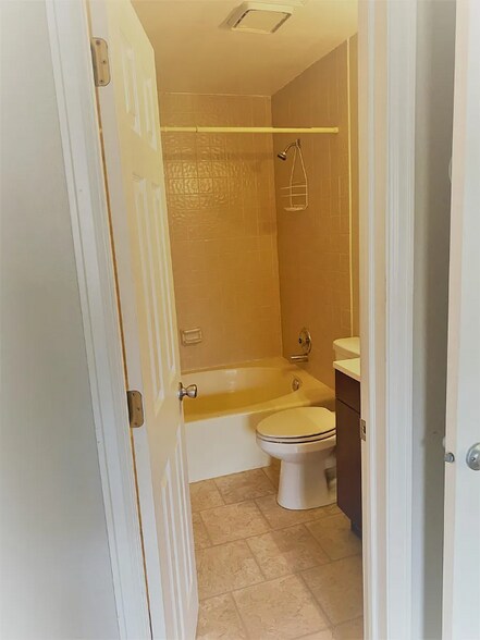 Building Photo - 8225 Fairmount Dr