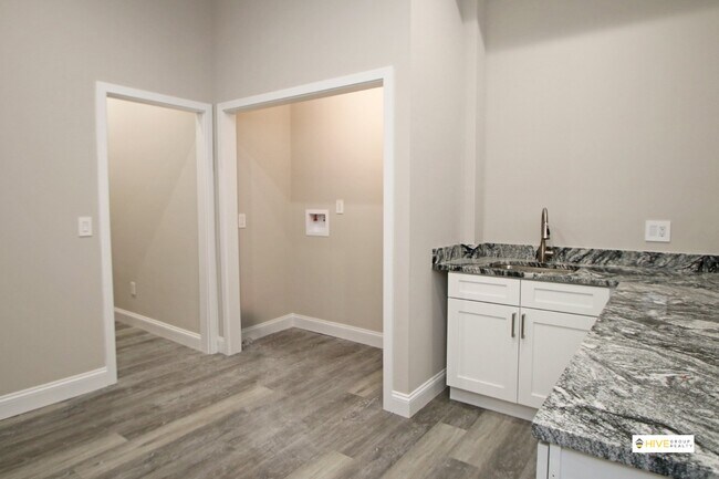 Building Photo - Upscale rental in Harrisonburg!