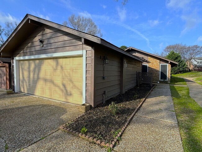 Building Photo - Lake View with Easy Access to I220