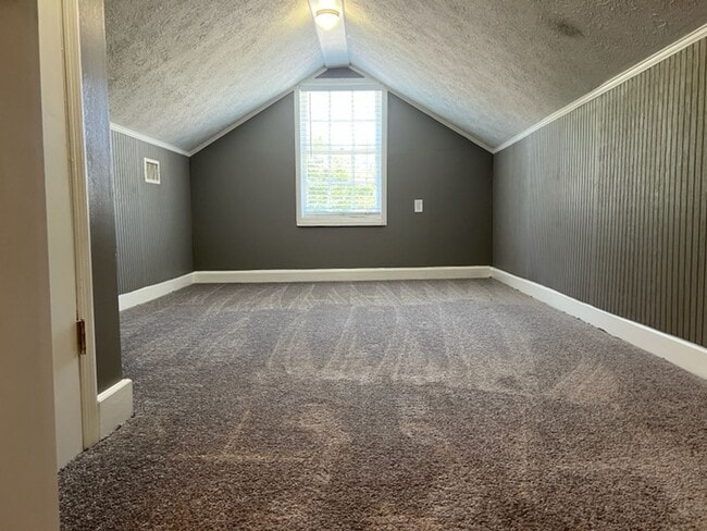 Building Photo - 4 Bedroom, 2 Bath Updated home in Jordan/Johnson area