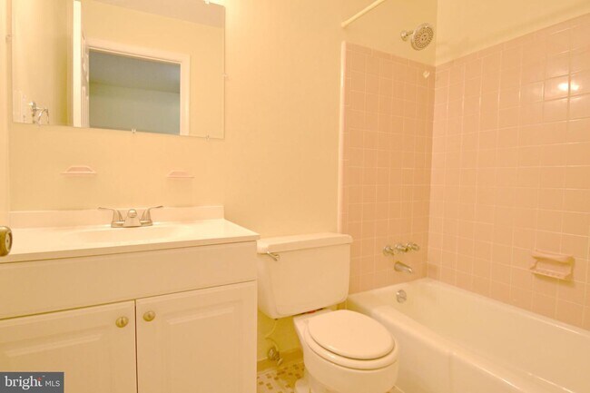 Building Photo - 22426 Greenview Ct